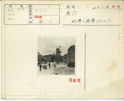 历史遗迹中的土路与塔门.jpg