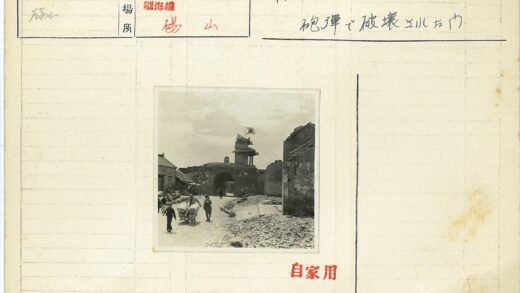 历史遗迹中的土路与塔门.jpg