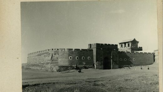 历史遗迹砖墙大门与圆窗.jpg