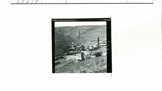历史采矿设施与丘陵地形.jpg