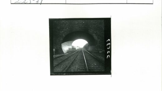 历史铁路隧道与铁轨景观.jpg