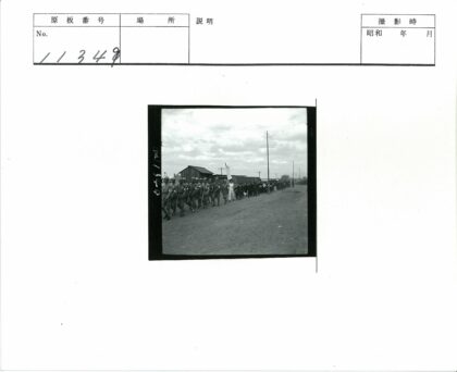 历史队伍行进中的土路场景.jpg
