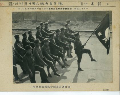 历史队伍行进尘土景观.jpg