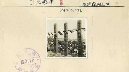 历史集会与纪念柱场景.jpg