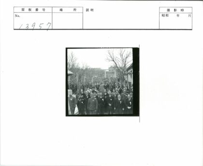 历史集会中的军装与鸟居.jpg