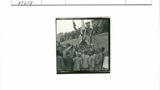 历史集会人群与城墙旁观者.jpg