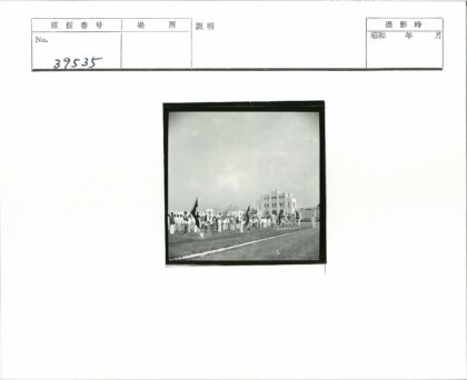 历史集会人群与宏伟建筑背景.jpg