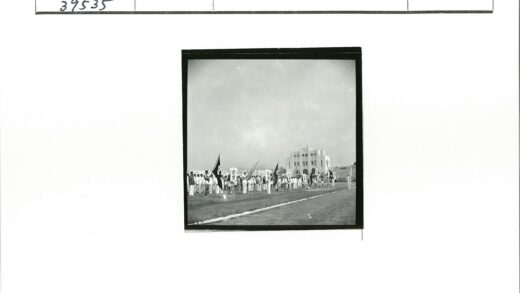 历史集会人群与宏伟建筑背景.jpg
