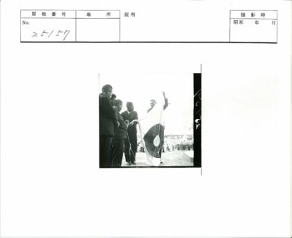 历史集会人群与旗帜场景.jpg