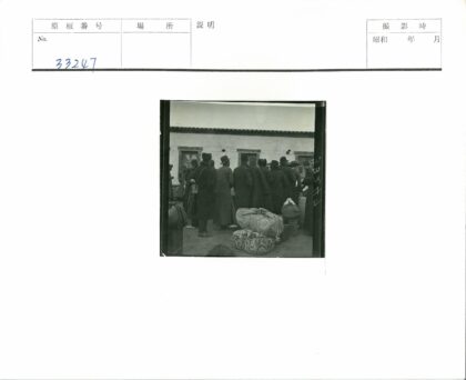 历史集会人群与行李.jpg
