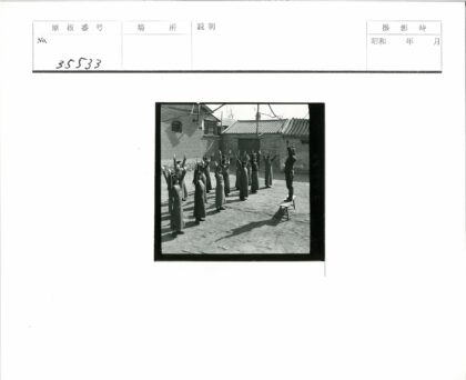 历史集会人群举手仪式.jpg