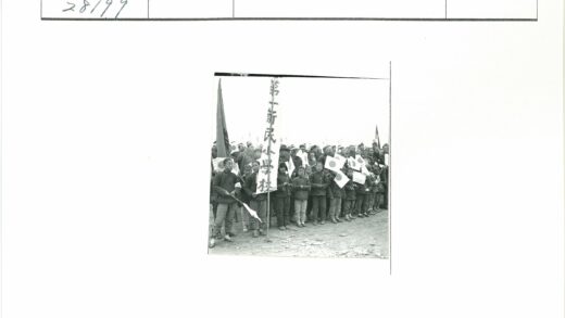 历史集会人群举旗帜横幅.jpg