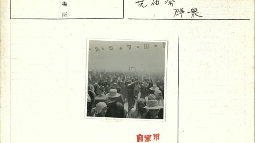 历史集会人群帽巾旗帜天空.jpg