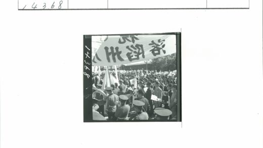 历史集会人群旗帜横幅户外场景.jpg