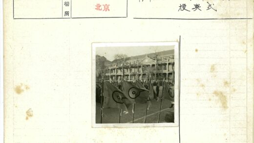 历史集会建筑前旗帜人群.jpg
