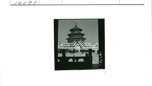 历史集会现场圆形建筑前人群聚集.jpg