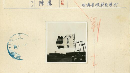 历史集会铭文旗帜与建筑剪影.jpg