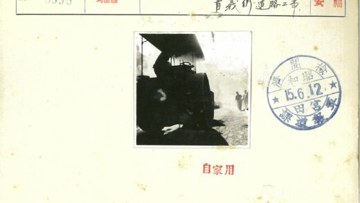 压路机与行人尘土路剪影.jpg