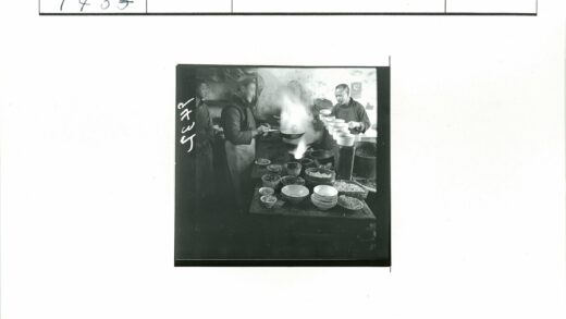 厨房三人准备食物场景.jpg