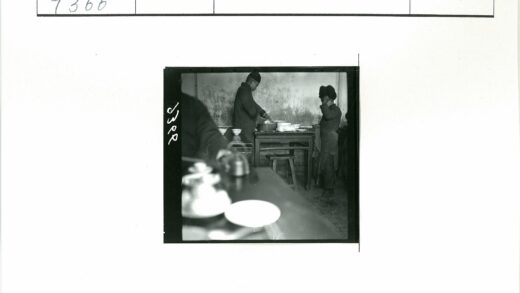 厨房内两人准备食物场景.jpg