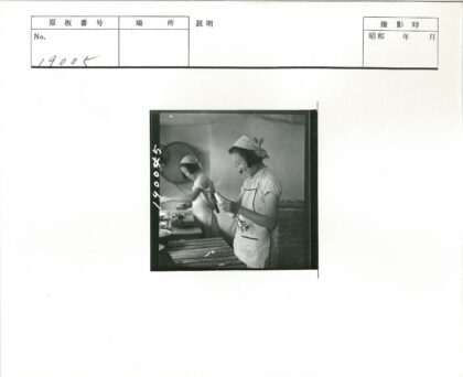 厨房妇女准备食材.jpg