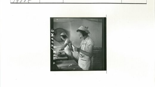 厨房妇女准备食材.jpg