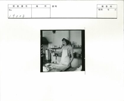 厨房妇女制作传统面条.jpg
