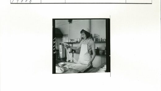 厨房妇女制作传统面条.jpg