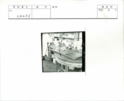 厨房杂物与白衣人.jpg