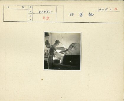 厨房烹饪的赤膊男子.jpg