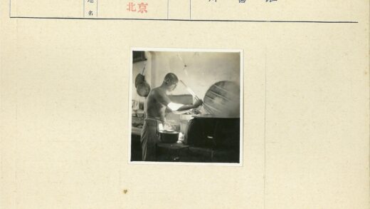 厨房烹饪的赤膊男子.jpg