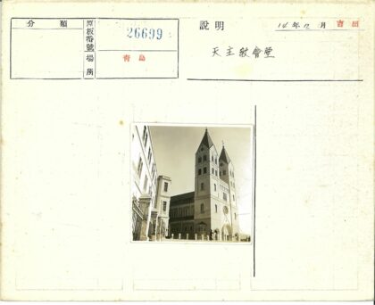 双尖塔教堂晴天街景.jpg
