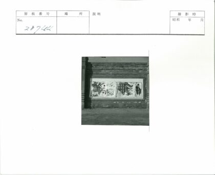 双彩绘壁画与泥土地面.jpg