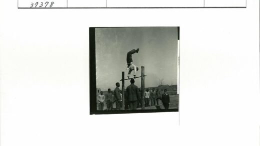 双杠倒立人群围观晴空下.jpg