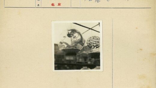 双球灯笼龙纹与几何图案特写.jpg