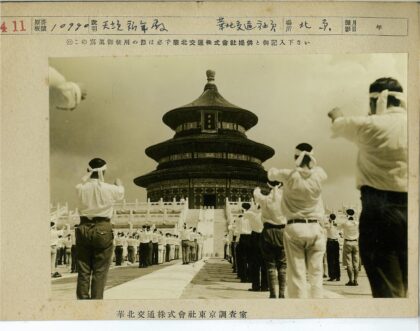 发带团队在圆顶建筑前训练.jpg
