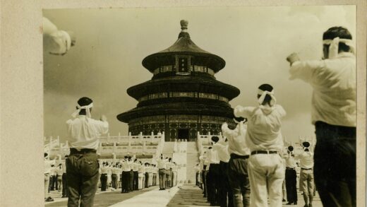 发带团队在圆顶建筑前训练.jpg