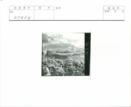 受损砖房与满载火车车厢.jpg