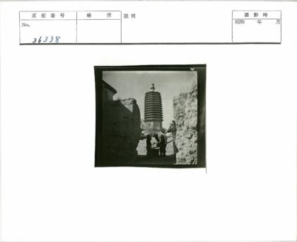 古井宝塔石墙人群.jpg