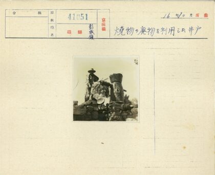 古井手动泵与石屋风景.jpg