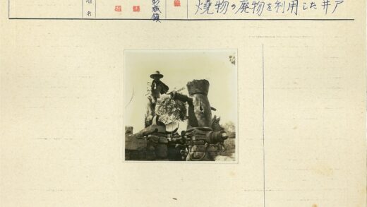 古井手动泵与石屋风景.jpg