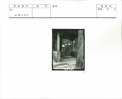 古亭雕柱砖墙树影.jpg