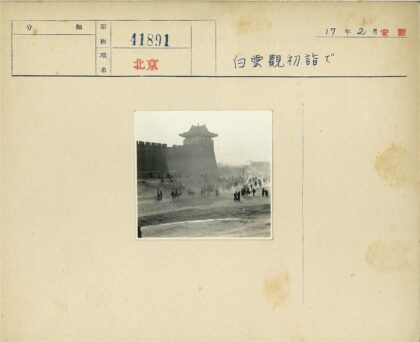 古代城墙骑兵集结场景.jpg