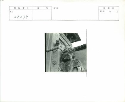 古代建筑屋顶神话石雕特写.jpg