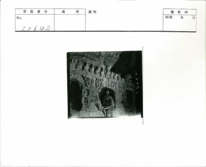 古代洞穴石刻坐像雕塑.jpg