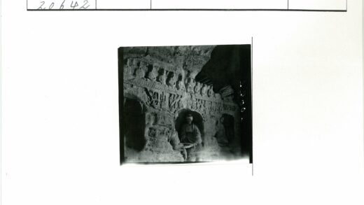 古代洞穴石刻坐像雕塑.jpg
