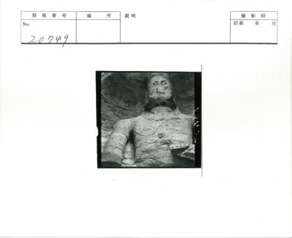 古代石像躯干与手臂雕刻细节.jpg