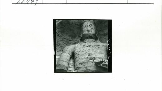 古代石像躯干与手臂雕刻细节.jpg