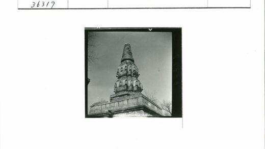 古代石建筑雕刻与锥顶特写.jpg