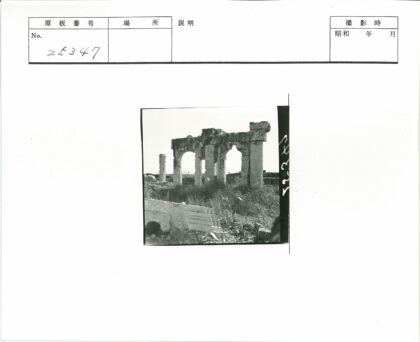 古代石柱拱门遗迹景观.jpg